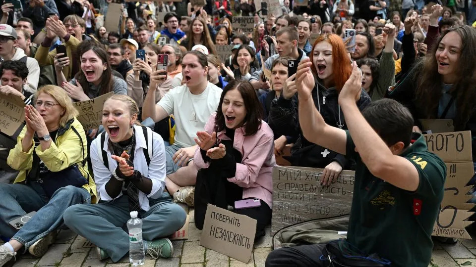 Participants at a rally in Kyiv after Ukrainian lawmakers voted to reinstate the independence of anti-corruption bodies on July 31, 2025. - Viacheslav Ratynskyi/Reuters
