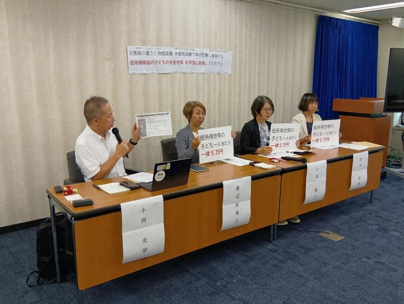 低所得家庭の子どもの安全対策として、子ども1人当たり一律5万円の給付を求める支援団体の代表ら＝東京都千代田区で2025年の8月6日、堀菜菜子撮影