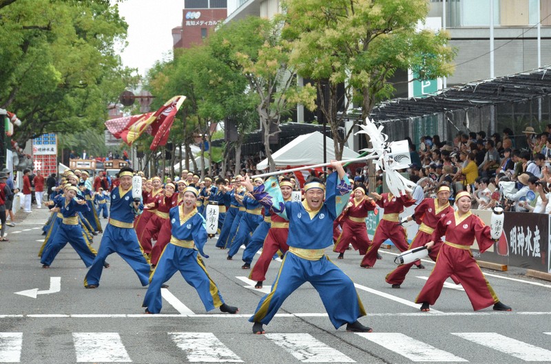 勢いある踊りを見せる踊り子たち＝高知市で2025年8月10日午後1時56分、小林理撮影