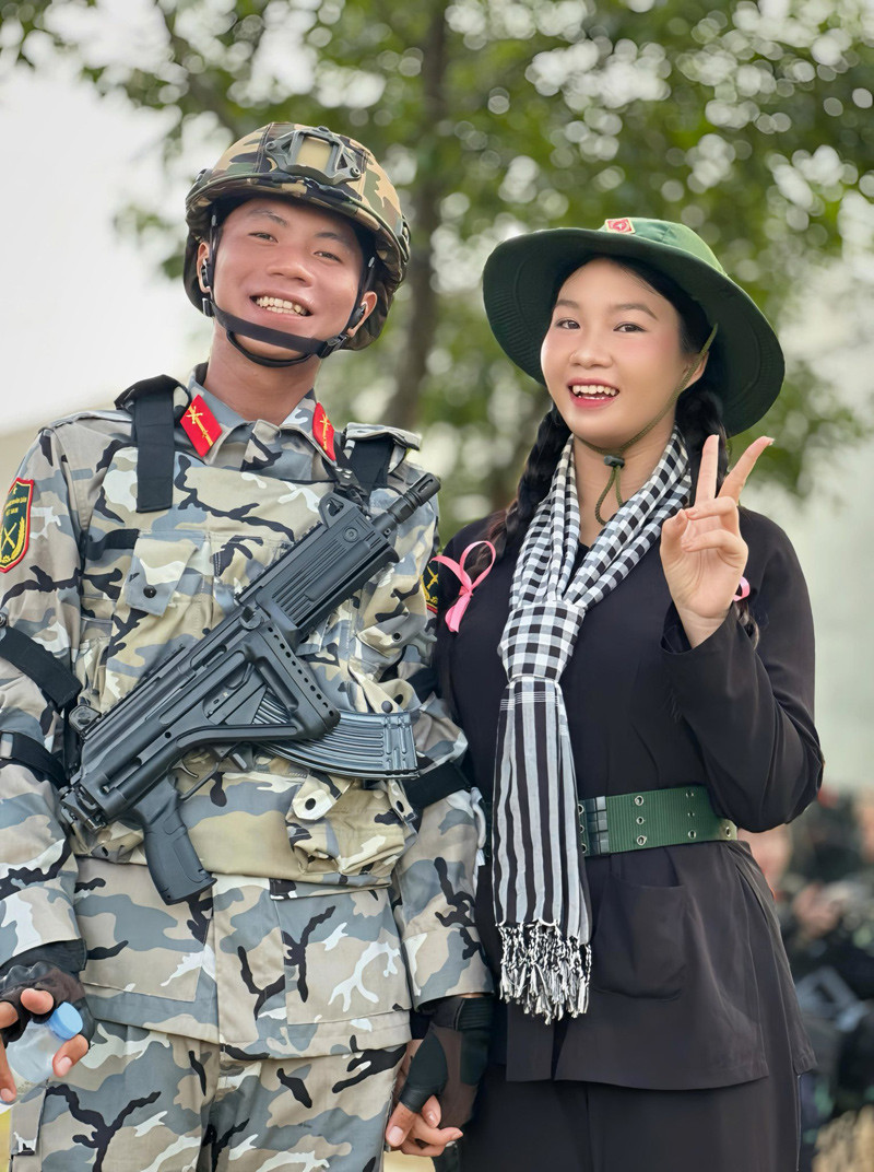 Gặp nhau ở A50, nên duyên nhờ A80: Cặp đôi xúc động nghe thủ trưởng nói 1 câu