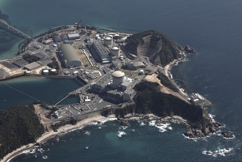 関西電力美浜原発。手前から3号機、2号機、1号機＝福井県美浜町で2025年3月14日午後0時40分、本社ヘリから