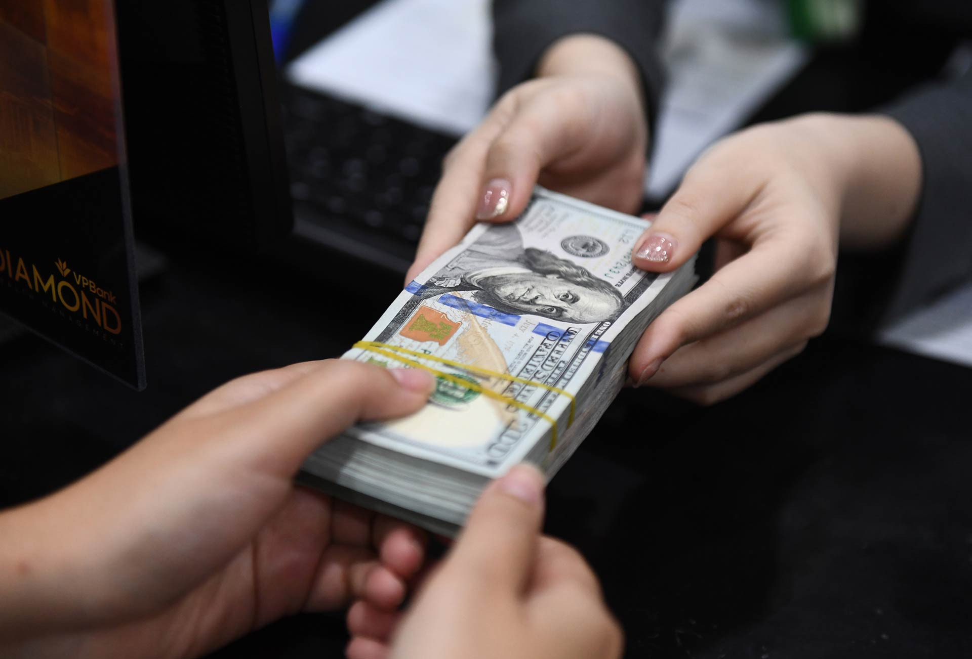 Giá USD ngân hàng cán mốc 26.400 đồng