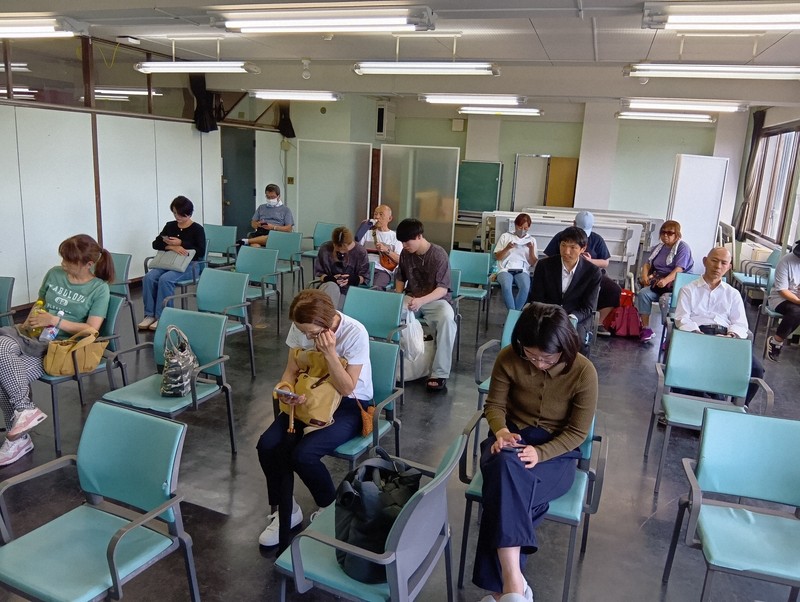 館山市役所は避難してきた人たちのため、会議室を開放した＝館山市役所で2025‎年‎7‎月‎30‎日午前‏‎11時21分、岩崎信道撮影