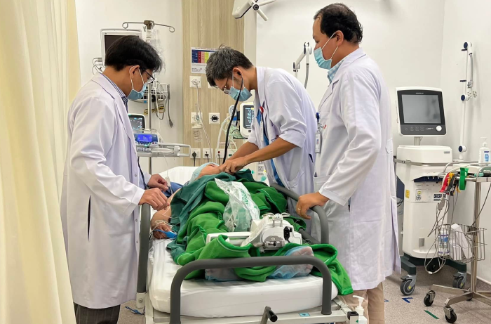Chồng bất tỉnh vì đột quỵ, vợ ngất xỉu do nhồi máu cơ tim
