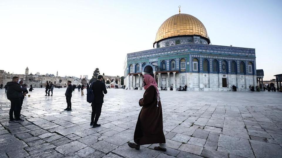 Un ministro israelí provoca indignación al rezar abiertamente en un lugar sagrado de Jerusalén