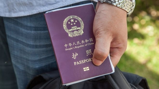 陸籍人士申請在台定居須放棄護照並剪角　國台辦反對：將依法追責