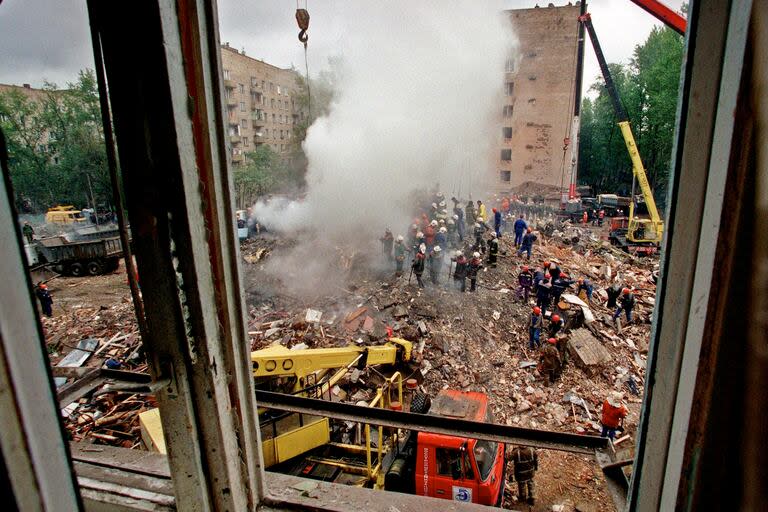 Empleados del Ministerio de Situaciones de Emergencia buscan sobrevivientes de la explosión que destruyó un edificio de Moscú el lunes 13 de septiembre de 1999