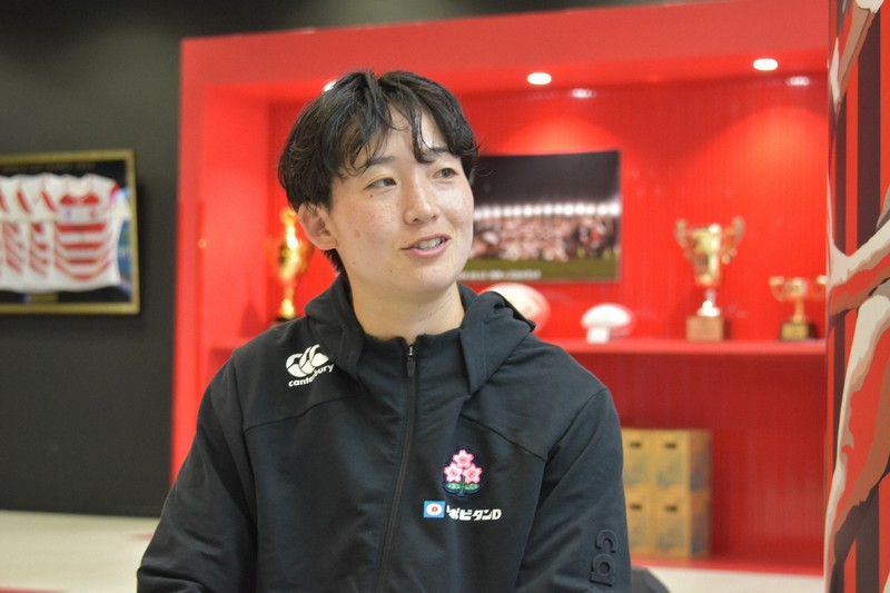 取材に応じるラグビー女子日本代表の山本実＝福岡市東区で2025年5月21日、林大樹撮影