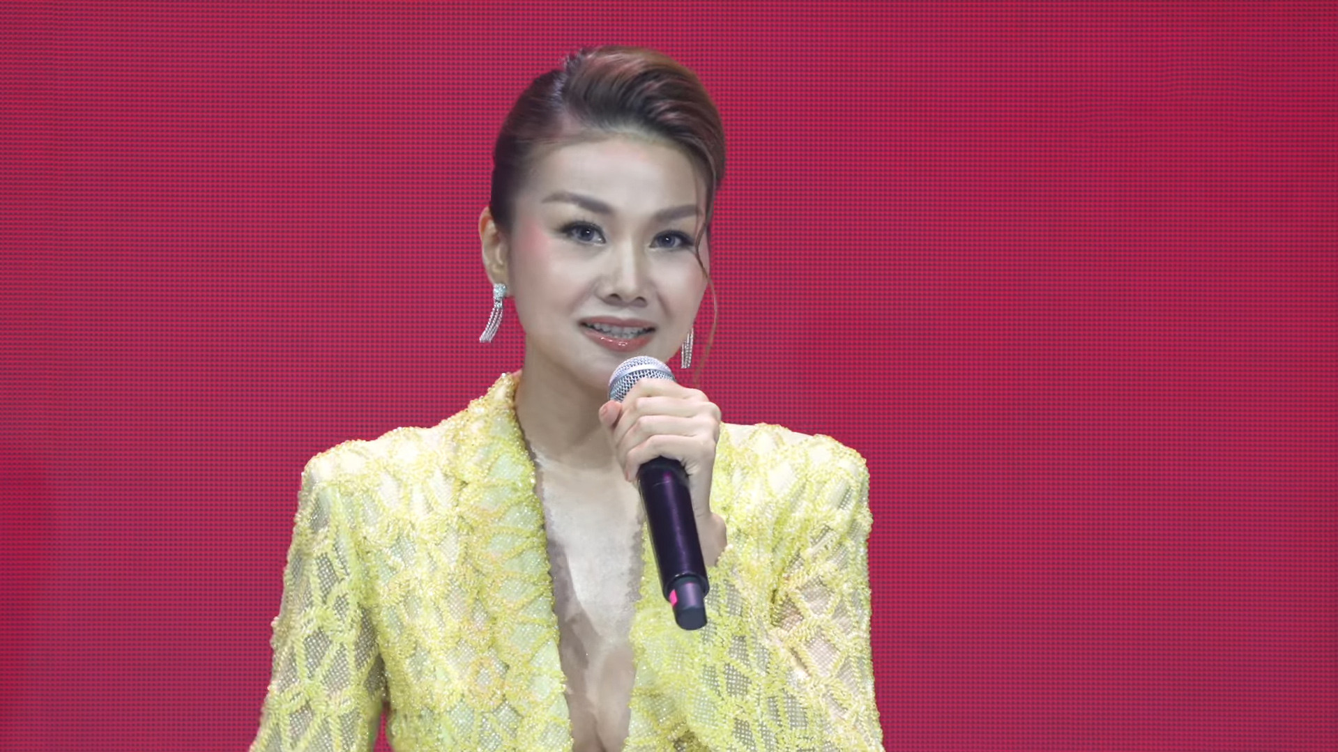Tái xuất sau 9 năm, siêu mẫu Thanh Hằng áp lực khi bị so sánh với host cũ