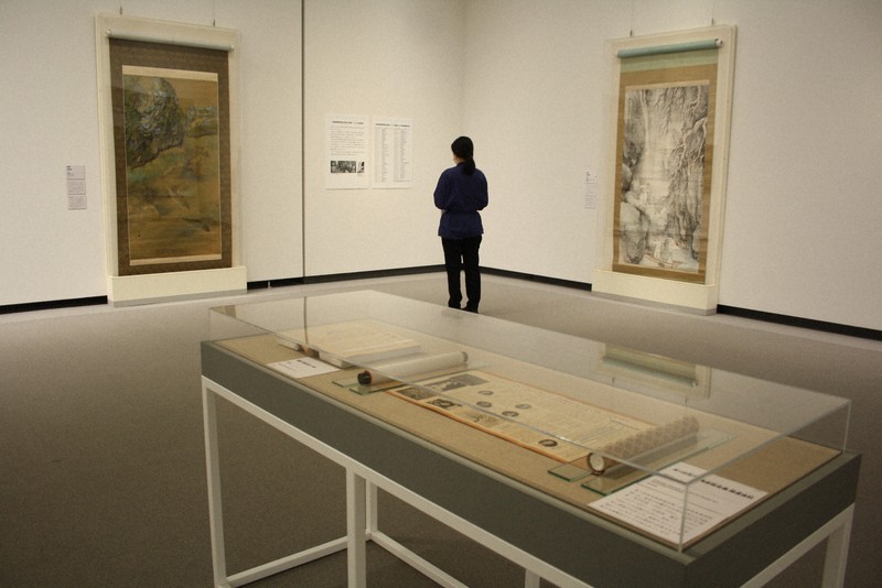 戦前の原爆ドームを会場に開かれた美術展の出展作を紹介するコーナー。手前は当時の画家による座談会を記録した資料＝広島市中区の広島県立美術館で2025年7月28日午後3時39分、宇城昇撮影