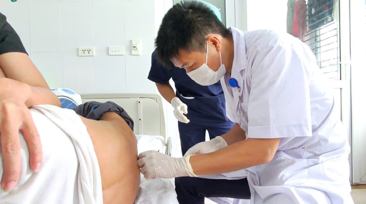 Hai người đàn ông điếc vĩnh viễn sau khi ăn tiết canh
