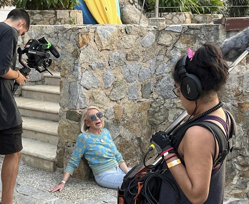 Esta imagen publicada por ViX muestra a la personalidad de televisión Laura Bozzo durante el rodaje del documental "Laura Bozzo". (ViX via AP)
