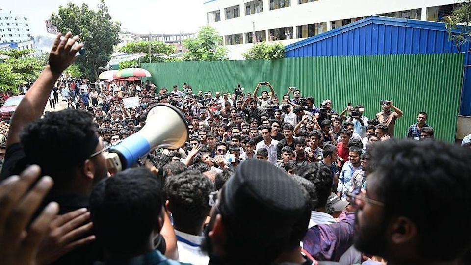 Personas en las calles de Bangladesh manifestánfose.