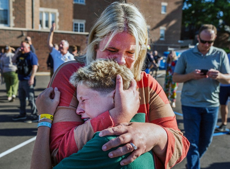 学校で礼拝中に銃乱射、8歳と10歳児童が死亡　米ミネソタ州