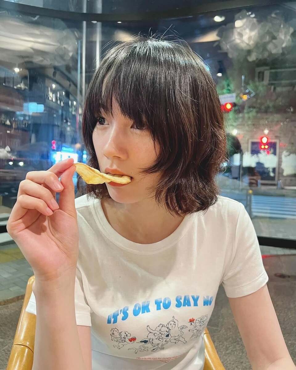 【のん】「久々のポテチ」リラックスした休日ショットを投稿　遊び心あふれる表情が話題に