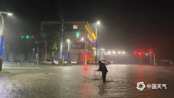 不少地方傳出淹水災情。(圖/翻攝自微博)