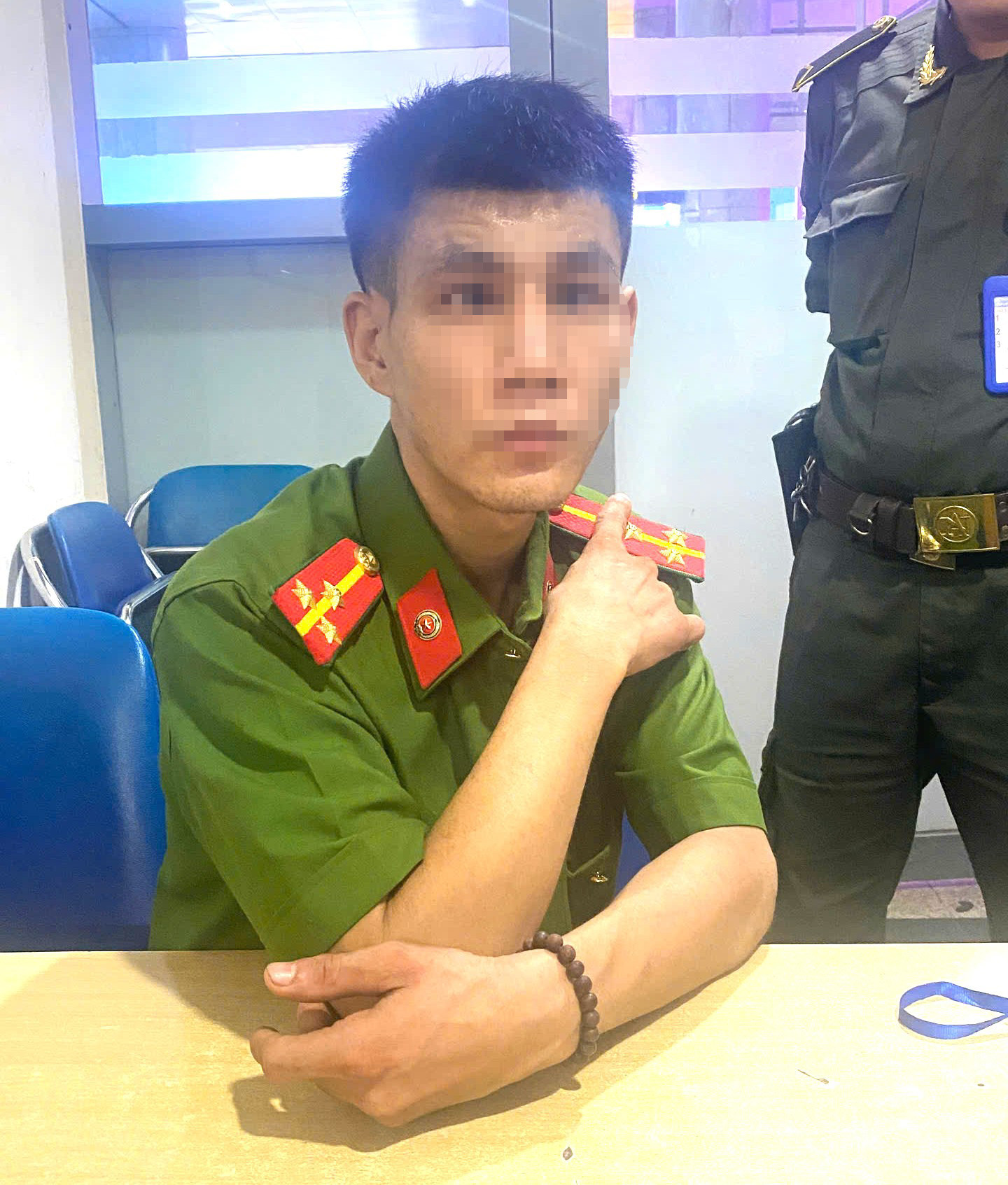 Tạm giữ nam thanh niên giả danh công an, mặc quân phục vào sân bay Đà Nẵng