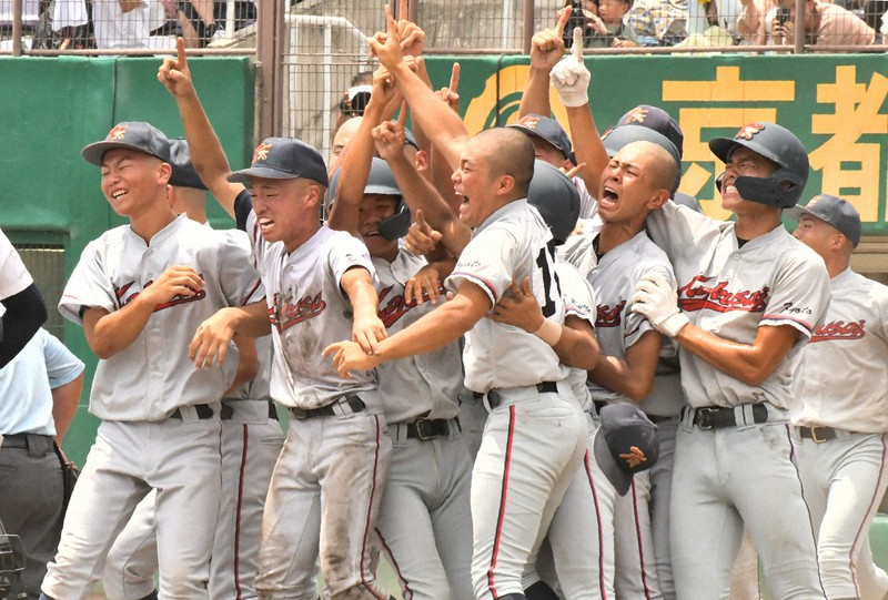 サヨナラ勝ちで甲子園出場を決め、本塁付近で歓喜の輪を作る京都国際の選手たち＝京都市のわかさスタジアム京都で2025年7月27日午後0時半、石川裕士撮影