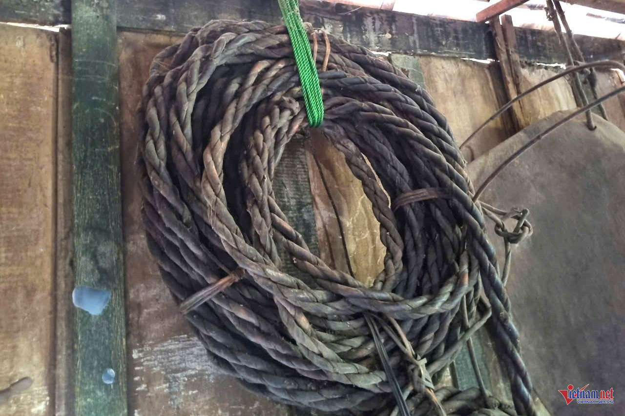 Bộ dây thừng bằng da trâu hơn 100 năm trong nhà sàn cổ của vua săn voi