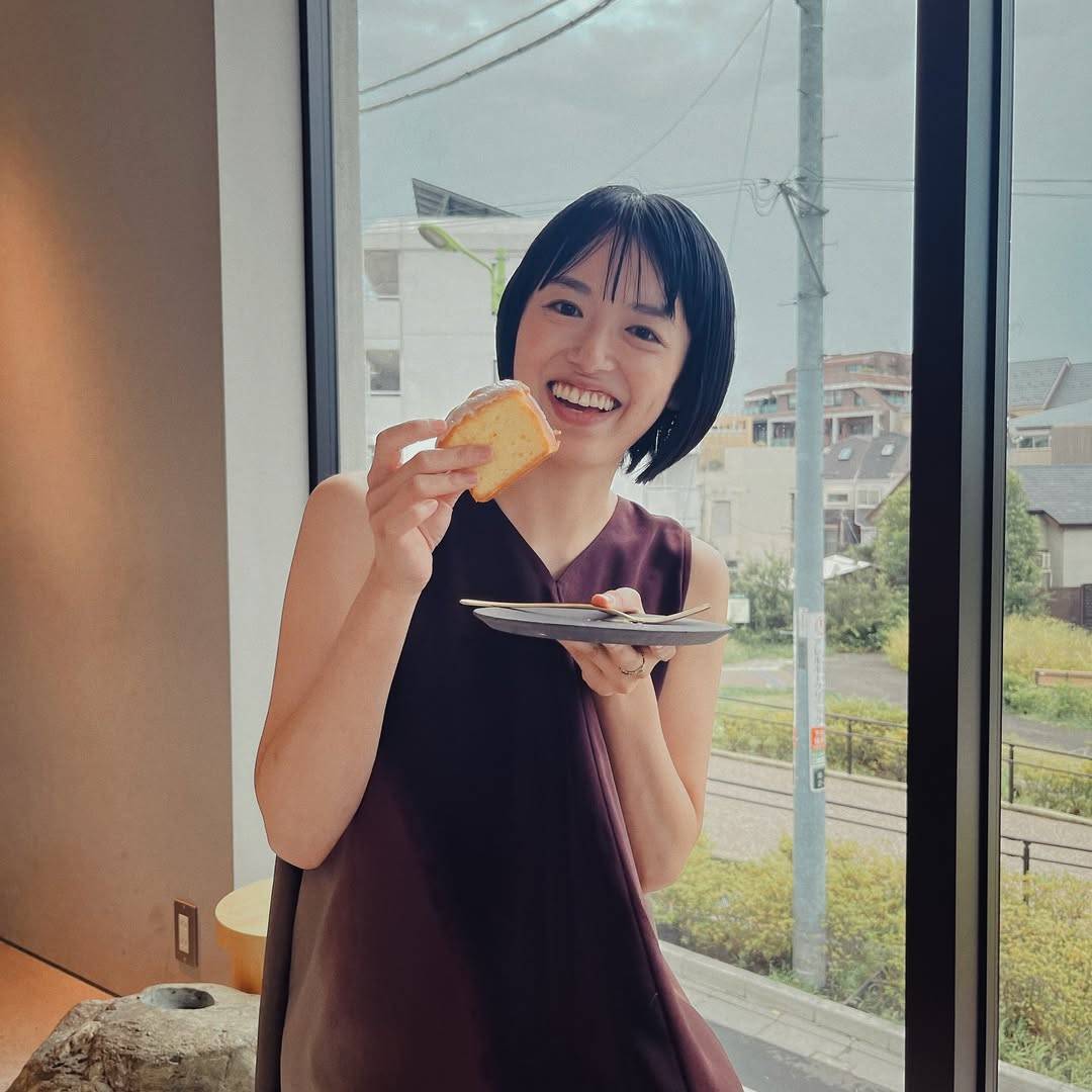 父は時代劇俳優、母は大物女優...35歳女優〝嬉しさ溢れるショット〟に熱視線！「ノースリーブが眩しい」