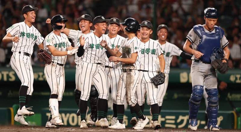【叡明－津田学園】延長タイブレーク十二回裏津田学園無死一、二塁、サヨナラで叡明を破り、喜ぶ津田学園の選手たち＝阪神甲子園球場で2025年8月7日、岩本一希撮影
