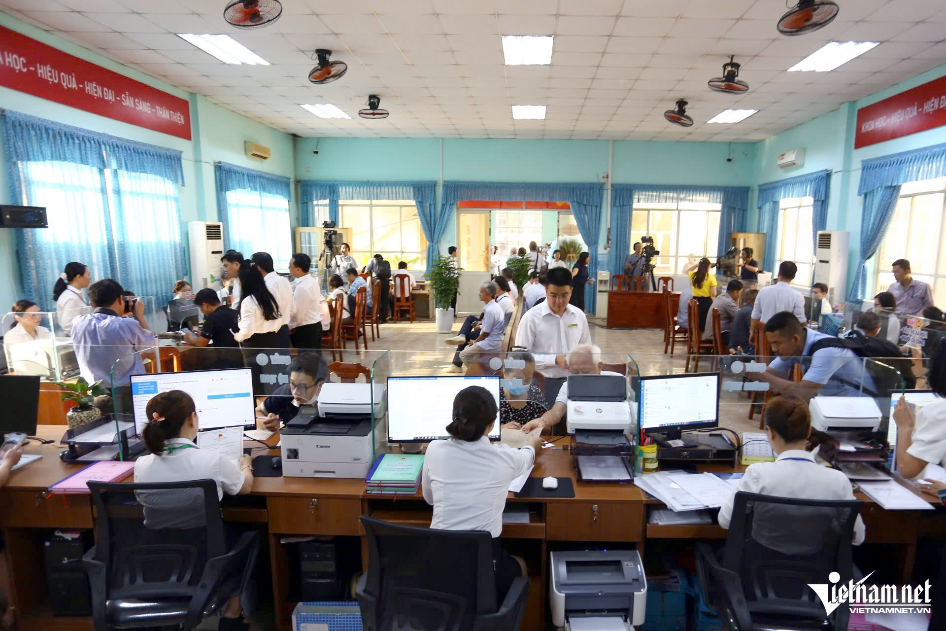 Bộ Nội vụ làm việc chưa có tiền lệ: Chọn 34 cán bộ tiêu biểu đưa về địa phương