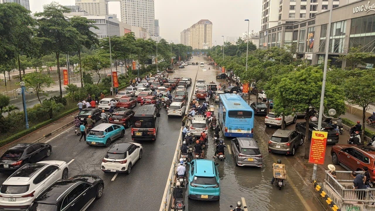 Cảnh kỳ lạ ở Hà Nội, trời nắng ráo, ô tô vẫn bì bõm 'bơi' trên đường Võ Chí Công