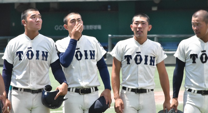 決勝で敗れ、悔しがる大阪桐蔭の選手ら＝大阪市住之江区で2025年7月27日午後1時20分、長岡健太郎撮影