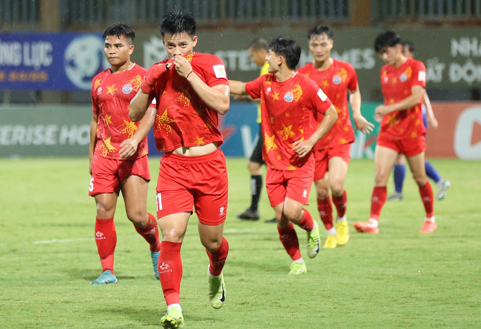 V-League 2025/26 nóng hừng hực trước ngày bóng lăn