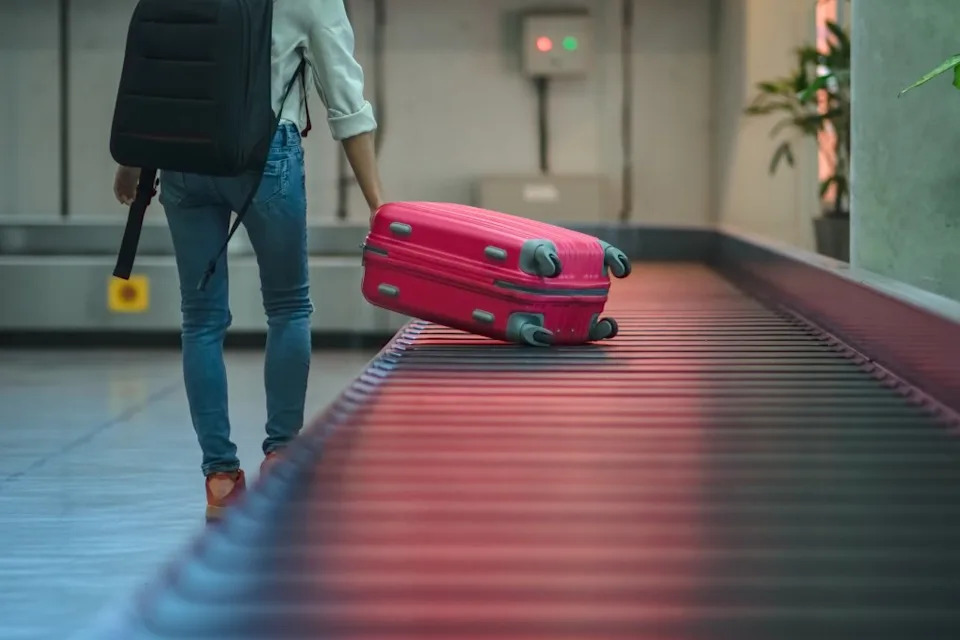 Being alone, stuck with your luggage in an airport can be tricky at times. ID_Anuphon – stock.adobe.com