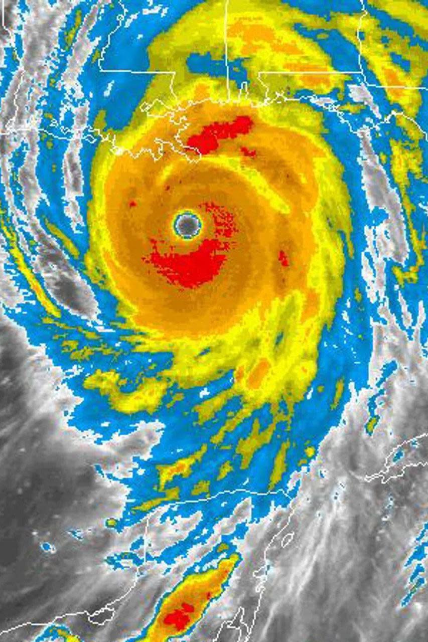 Fotografía satelital a color que muestra un huracán de gran intensidad.