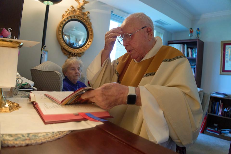 El padre James Kelly celebra misa en su apartamento en la comunidad de retiro Normandy Farms Estates, el jueves 19 de junio de 2025, en Blue Bell, Pensilvania. (AP Foto/Luis Andrés Henao)