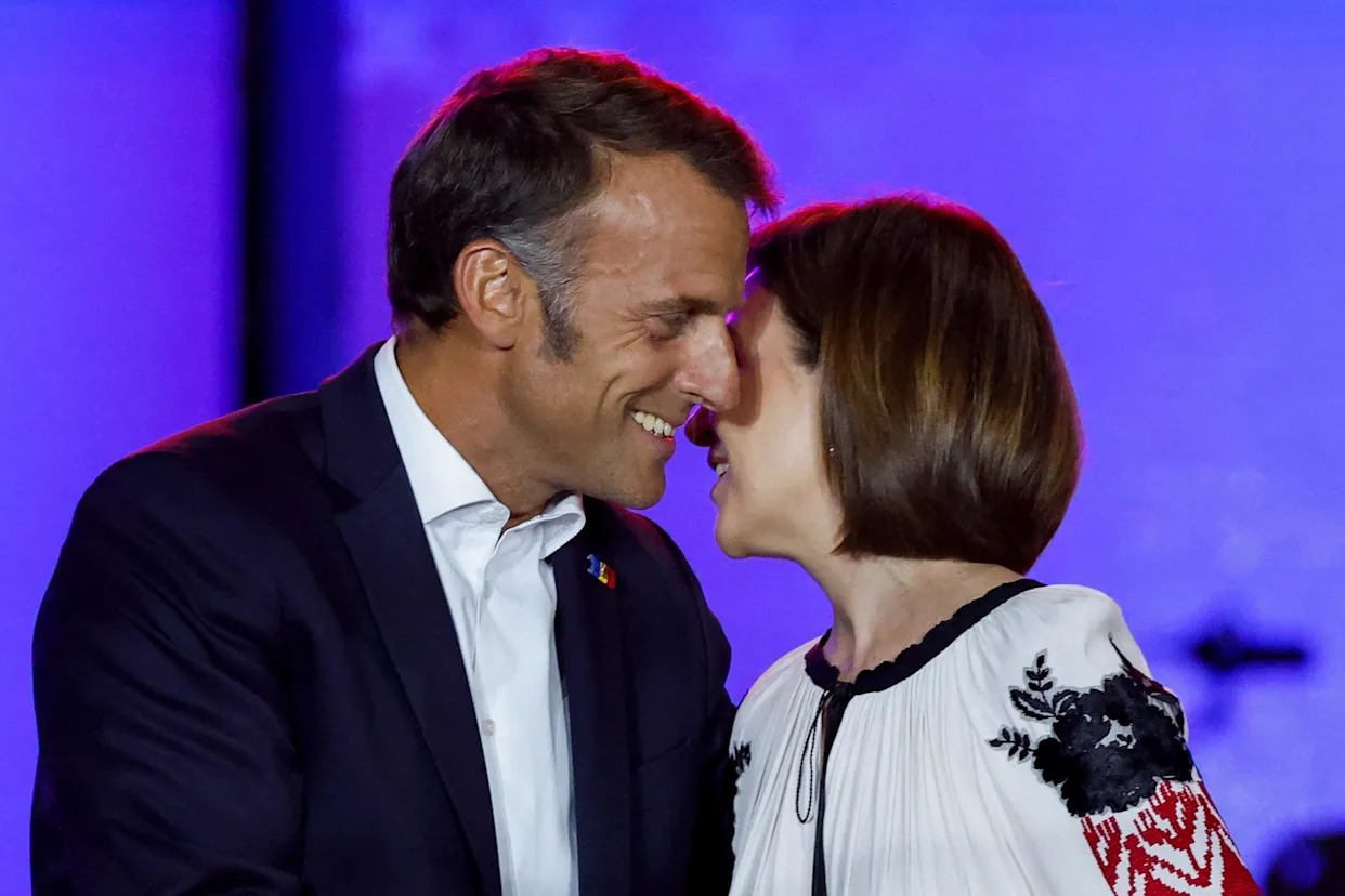 Le chaleureux accueil réservé à Emmanuel Macron par la présidente de Moldavie