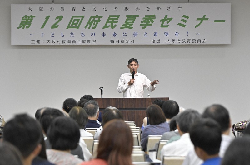 講演する元陸上選手の為末大さん＝大阪市天王寺区で2025年8月9日、北村隆夫撮影