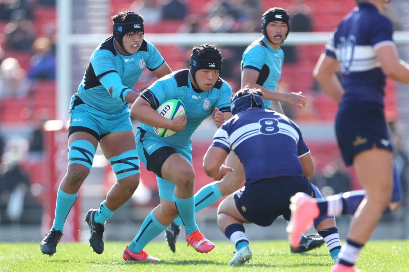 全国高校ラグビー大会で水色のジャージーに袖を通す山梨学院の選手たち＝東大阪市花園ラグビー場で、長澤凜太郎撮影