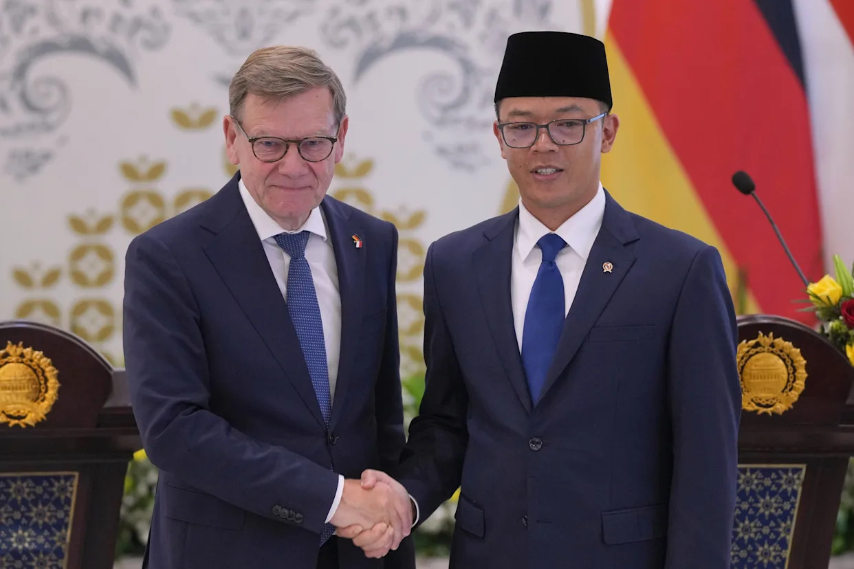 German foreign minister backs Israel and Palestine two-state solution during Indonesia visit