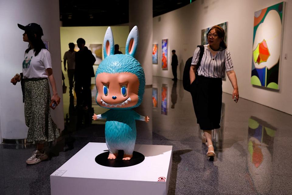 El martes, una figura de Labubu de tamaño real se vendió por aproximadamente $170.000 dólares en una subasta en Pekín. La subasta, dedicada exclusivamente a artículos coleccionables de Labubu, logró vender los 48 lotes disponibles y recaudó un total de $520.000 dólares (Reuters)