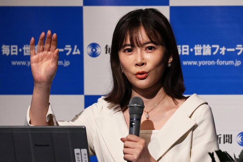毎日・世論フォーラムで講演する経済アナリストの馬渕磨理子氏＝福岡市中央区で2025年7月29日、玉城達郎撮影