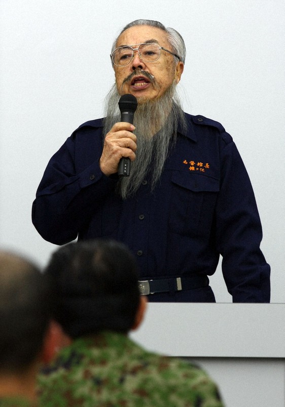 幹部自衛官を前に講演する鐘ケ江管一さん＝長崎県島原市で2008年11月21日午前11時、山崎太郎撮影