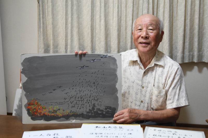 自作の絵を手に空襲の体験談を語る中山厚さん＝松山市で2025年7月10日午前11時58分、狩野樹理撮影