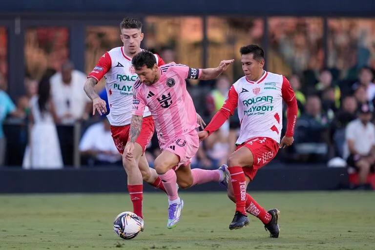 Lionel Messi antes de lesionarse con Inter Miami en el partido ante Necaxa, marcado por  Raúl Sánchez y José Rodríguez, por la Leagues Cup