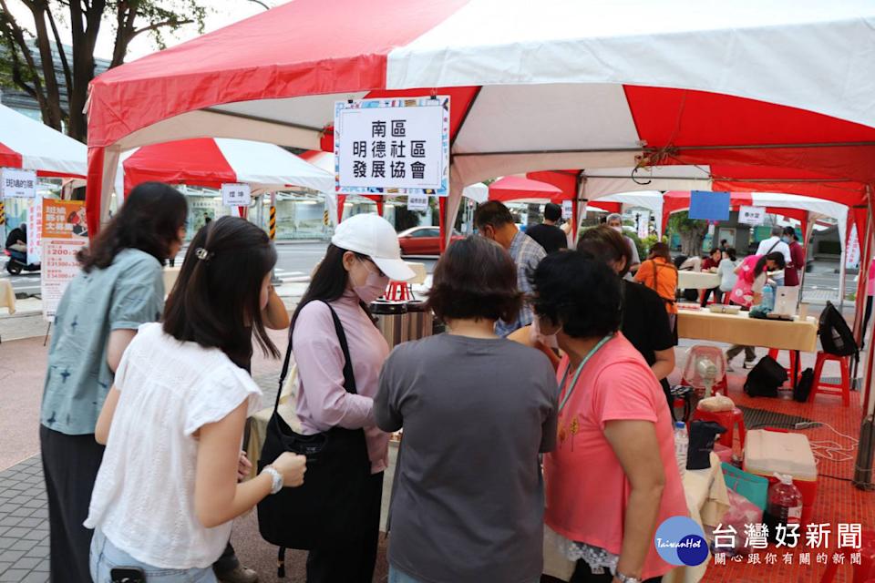 台南就業中心夜間徵才不打烊 台南大遠百廣場熱鬧展開