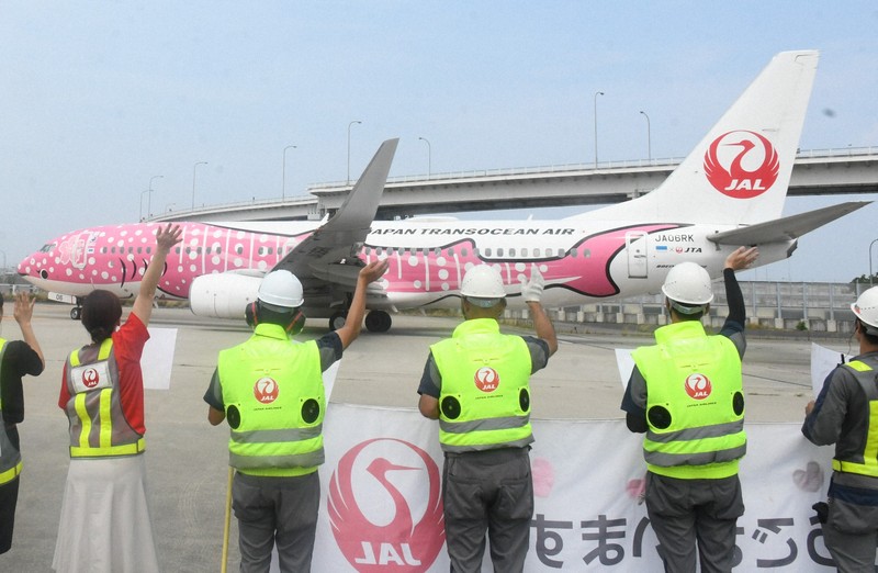 関空スタッフ、沖縄尚学ナインを見送り　横断幕で祝福　夏の甲子園