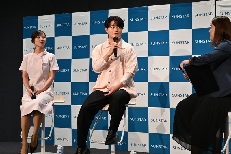 東京都内で開かれたメディア向けのセミナーで、子どもの歯磨きについて語るてぃ先生(中央)=東京都内で2025年7月16日午前11時48分、御園生枝里撮影