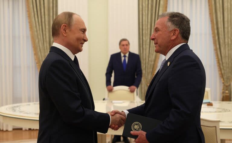 El presidente ruso, Vladimir Putin, junto al enviado especial de Estados Unidos, Steve Witkoff, en el Kremlin