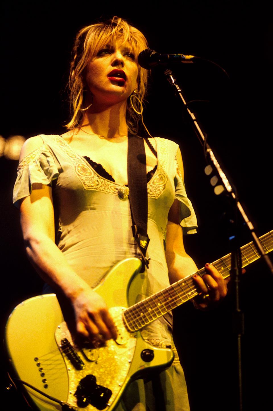 En los años 90, Courtney Love popularizó un look