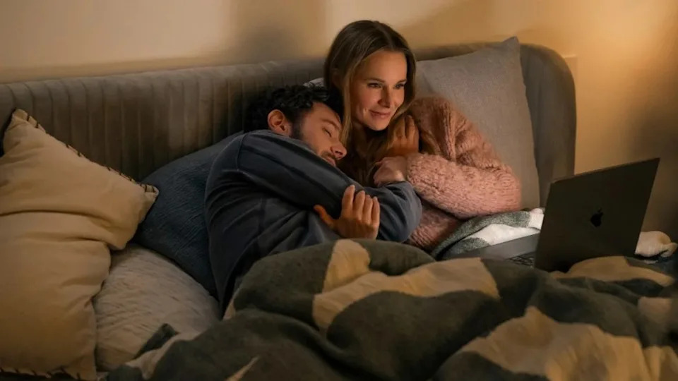 (L to R) Adam Brody as Noah, Kristen Bell as Joanne in episode 201 of Nobody Wants This. Cr. Erin Simkin/Netflix © 2025