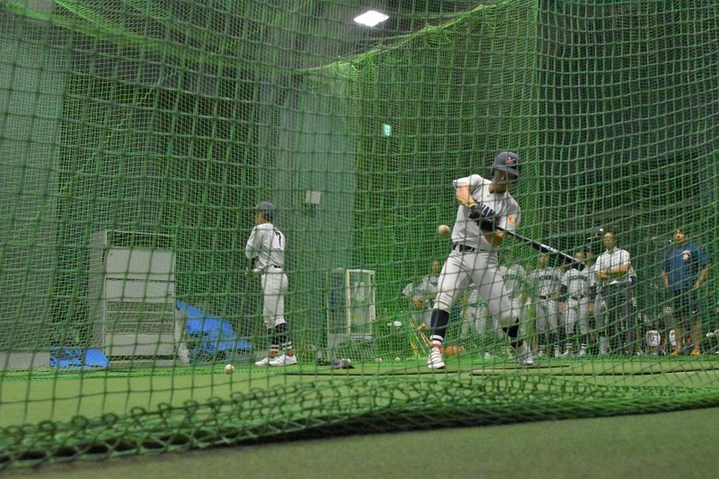 試合が順延となり室内練習場で打撃練習をする横浜の選手＝兵庫県西宮市の阪神甲子園球場で2025年8月7日午前7時27分、林大樹撮影