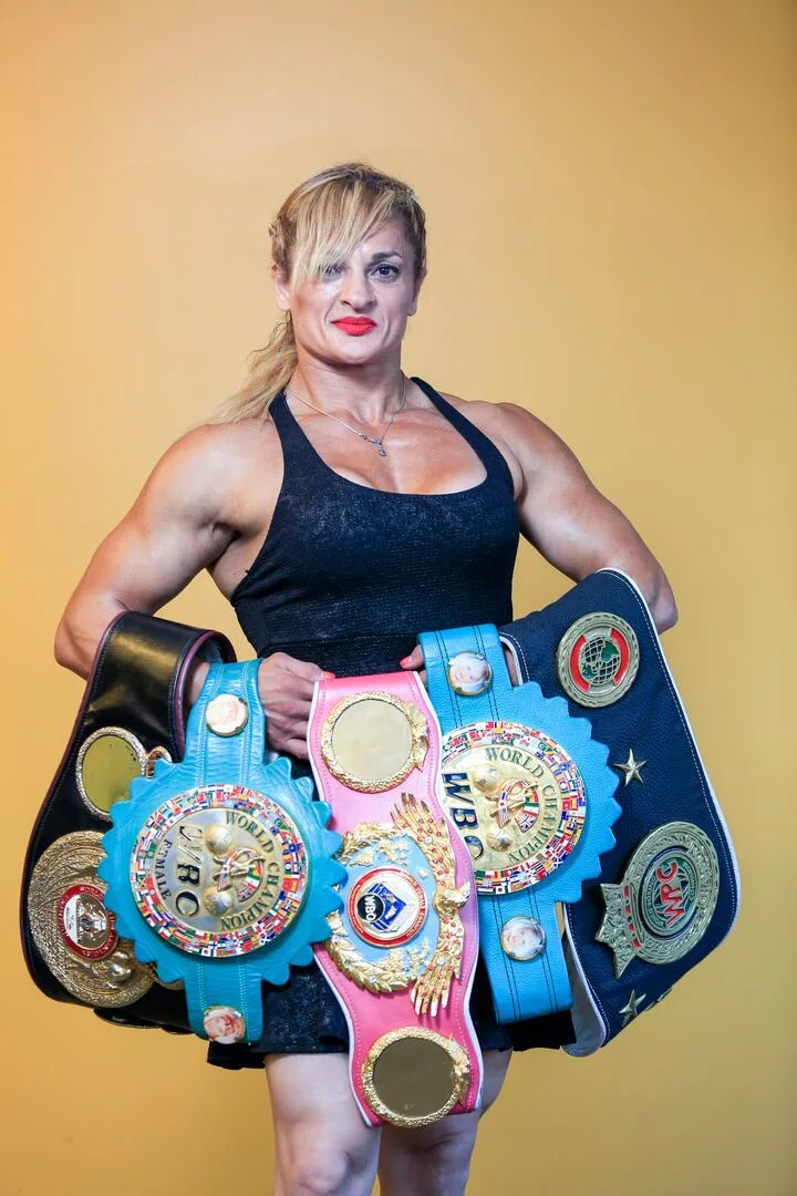 Oliveras, con sus cinturones de campeona mundial en varias categorías