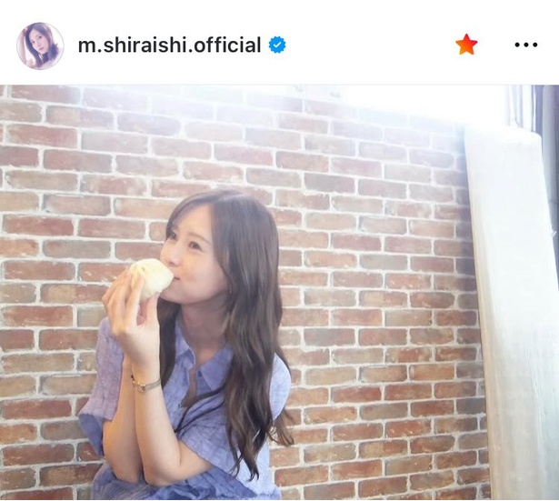 【写真】差し入れの豚まんを頬張る白石麻衣